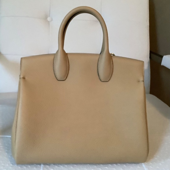 Salvatore Ferragamo Médium Studio Top Handle Bag - Picture 6 of 16